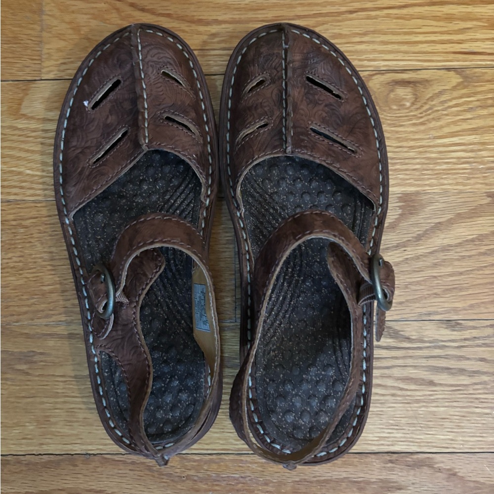 Simple Women’s Closed Toe Sandals